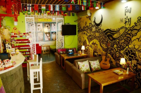 Отель How Flower Hostel Yangshuo  Яншо